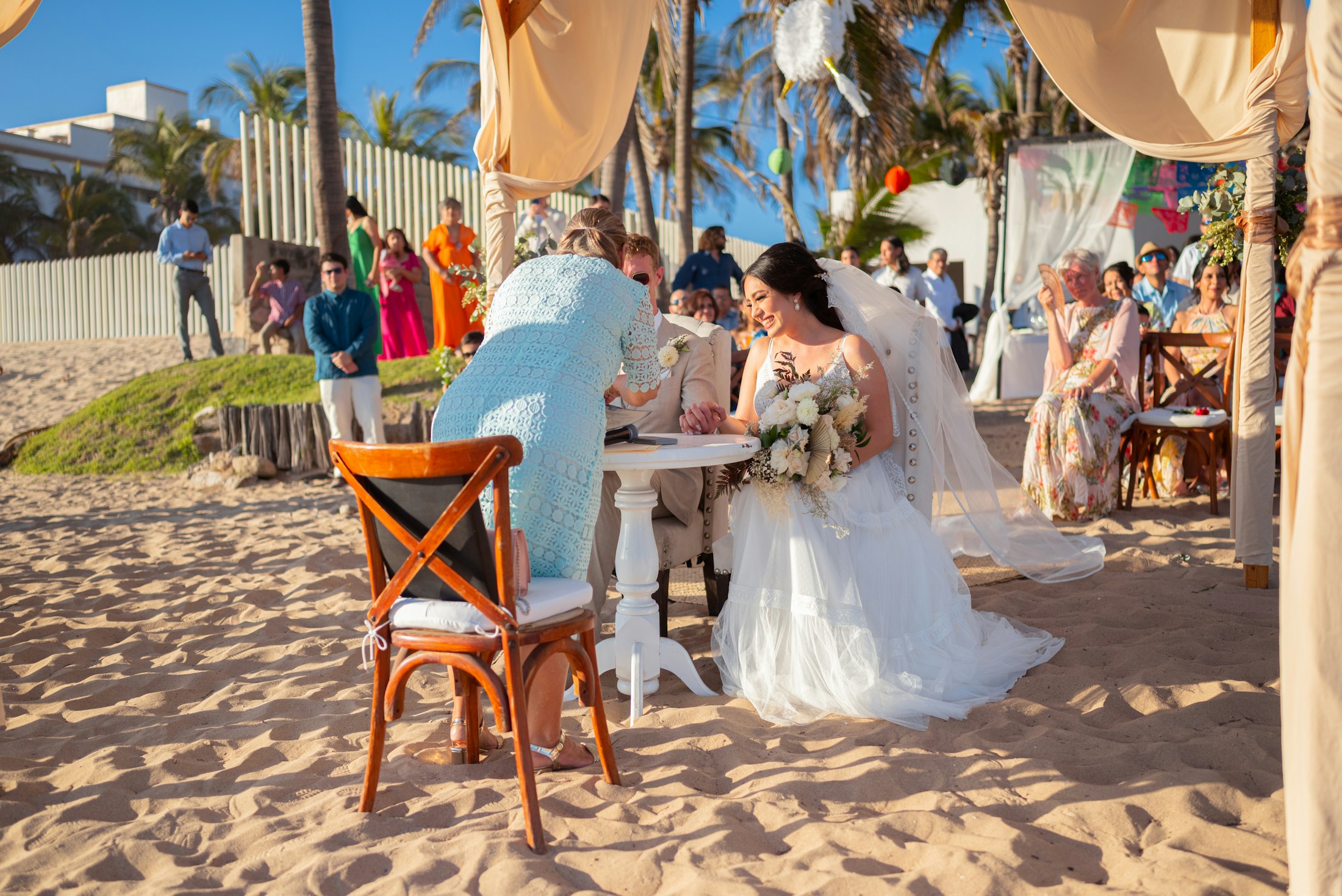 Ceremonia matrimonial costera con firma de documentos